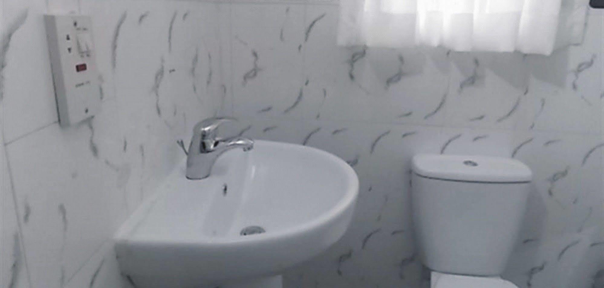Crown Cottage Hotel Икеджа Екстериор снимка