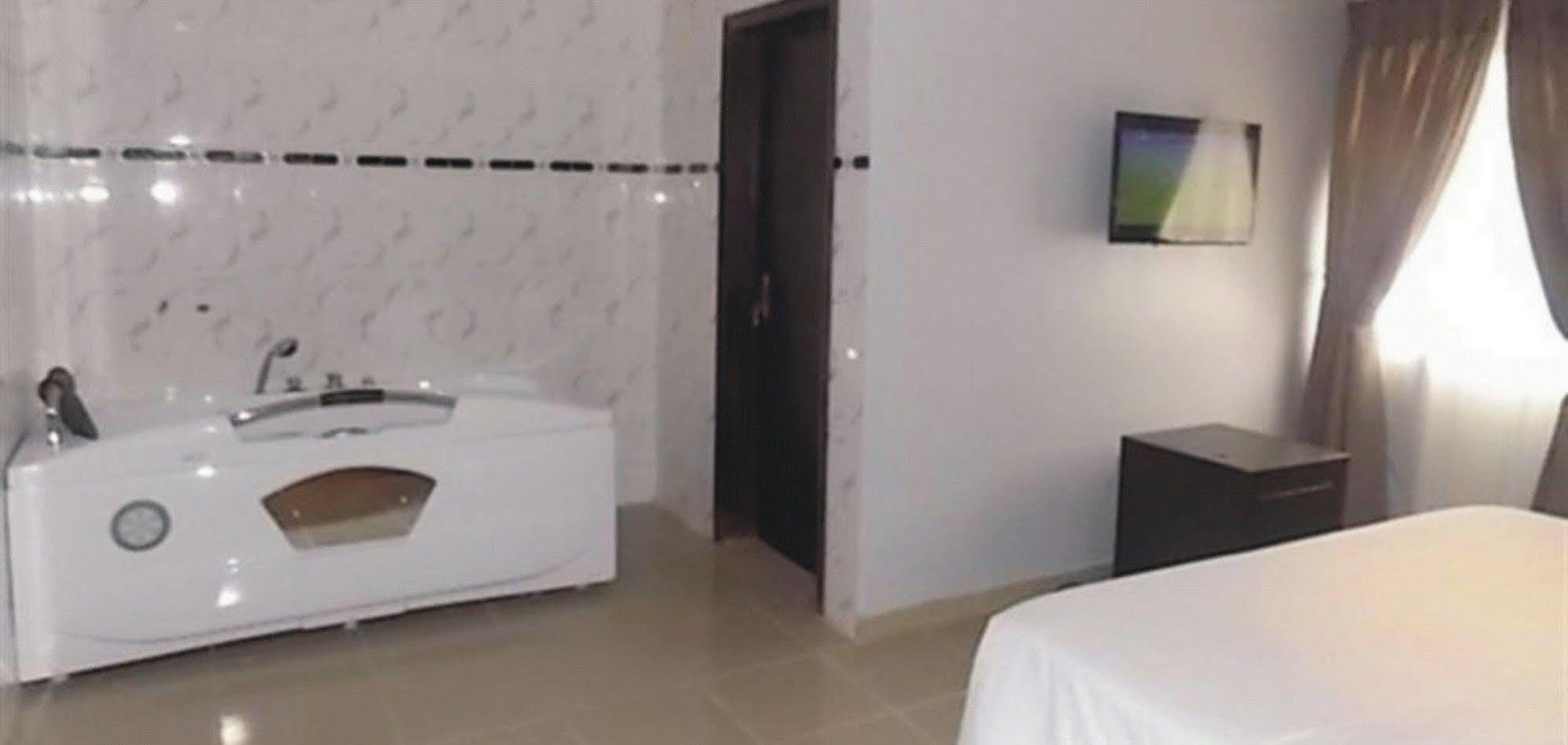 Crown Cottage Hotel Икеджа Екстериор снимка