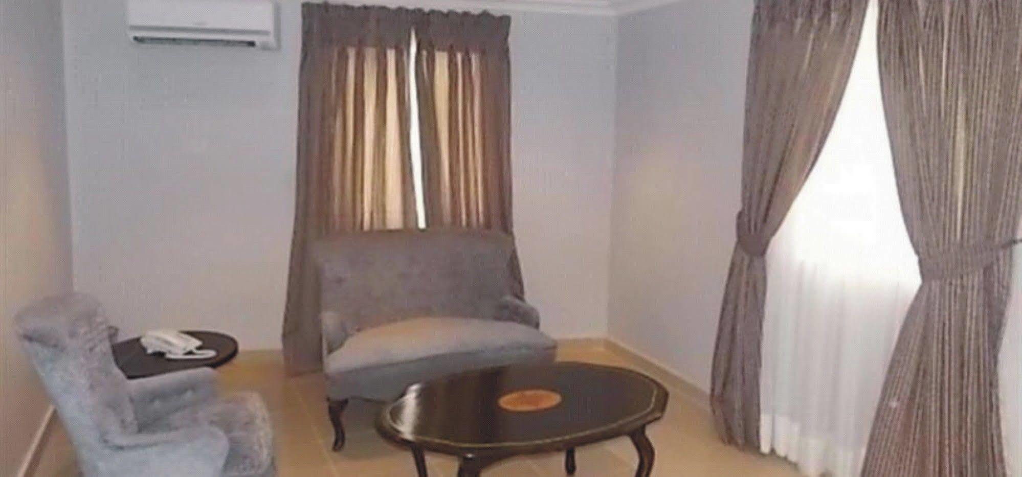 Crown Cottage Hotel Икеджа Екстериор снимка