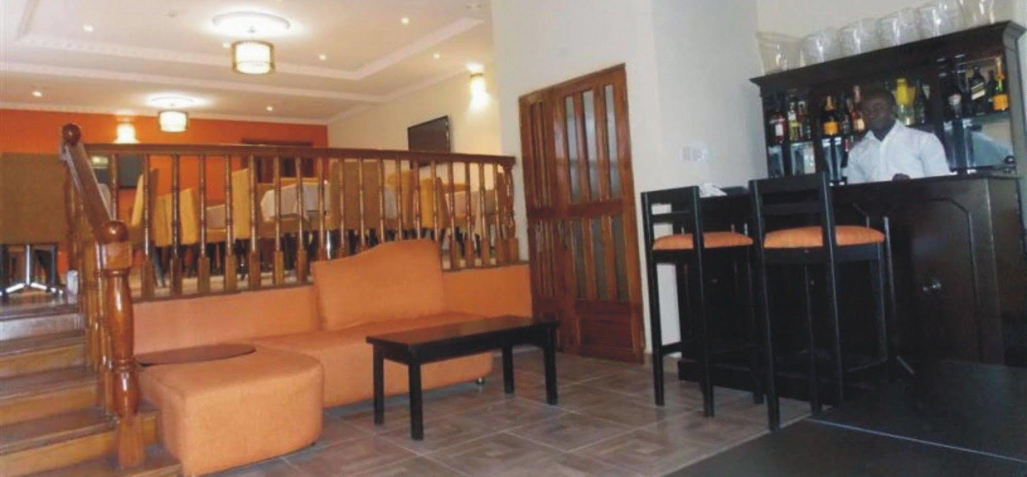 Crown Cottage Hotel Икеджа Екстериор снимка