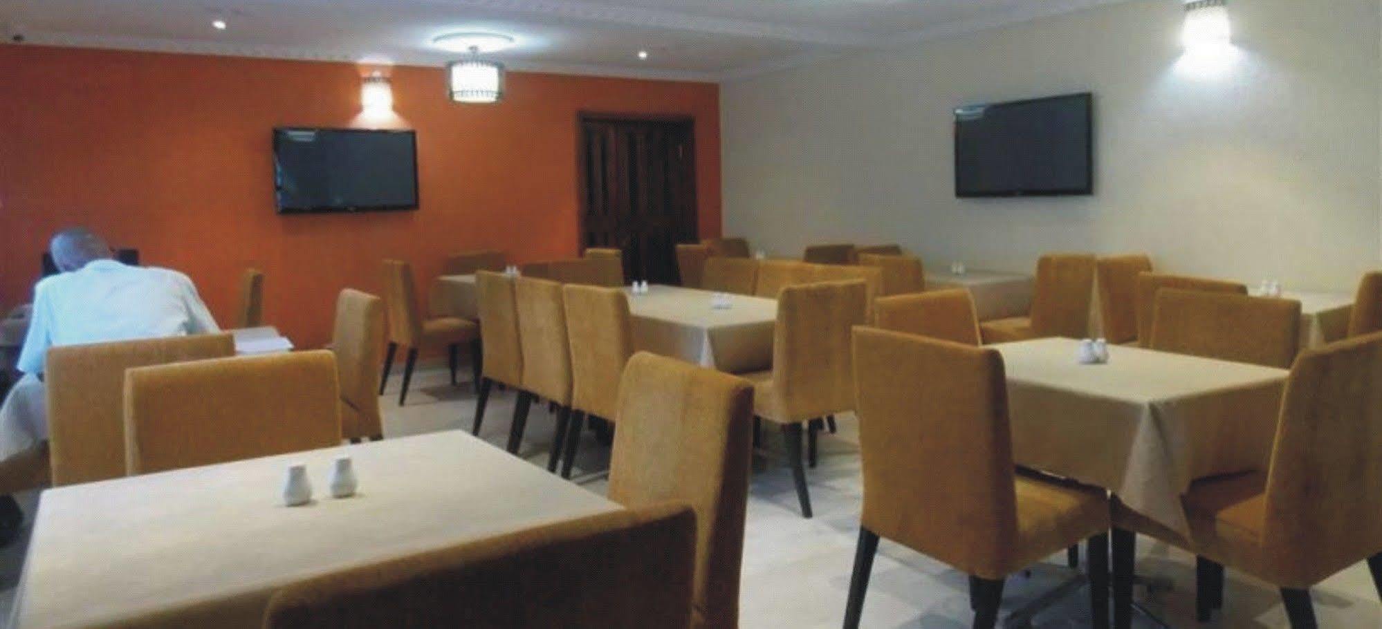 Crown Cottage Hotel Икеджа Екстериор снимка