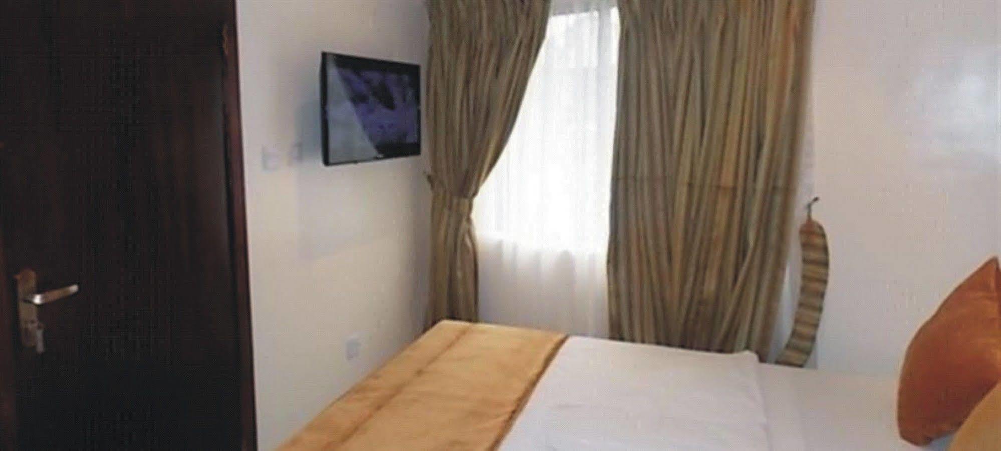 Crown Cottage Hotel Икеджа Екстериор снимка