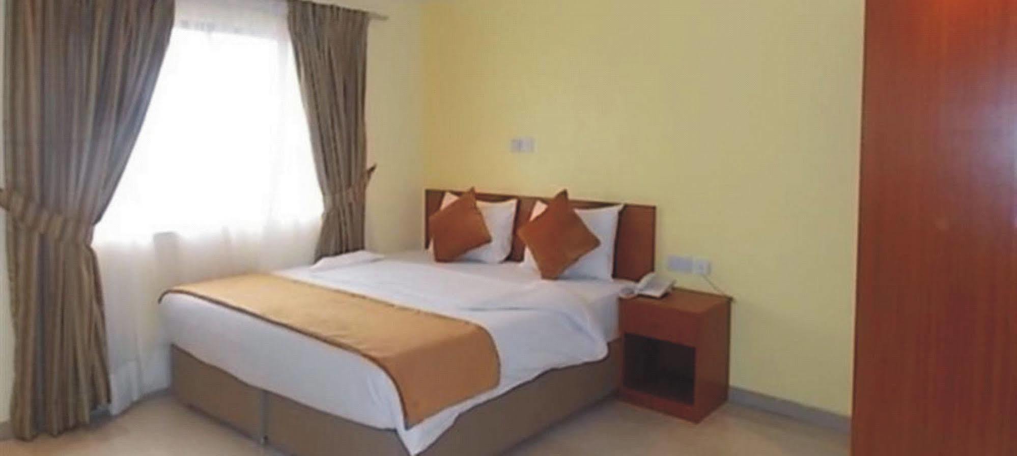 Crown Cottage Hotel Икеджа Екстериор снимка